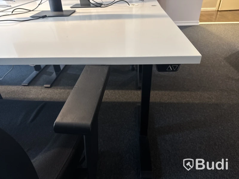 2 st. Höj- och sänkbara skrivbord, 2 st. Kontorsstolar och 2 st. Datorskärmar