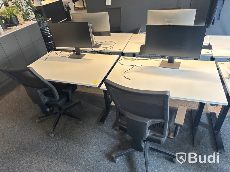 2 st. Höj- och sänkbara skrivbord, 2 st. Kontorsstolar och 2 st. Datorskärmar