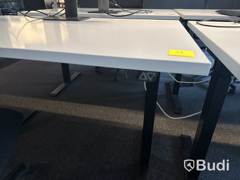 2 st. Höj- och sänkbara skrivbord, 2 st. Kontorsstolar och 2 st. Datorskärmar