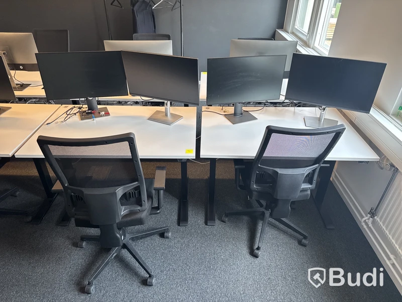 2 st. Höj- och sänkbara skrivbord, 2 st. Kontorsstolar och 4 st. Datorskärmar