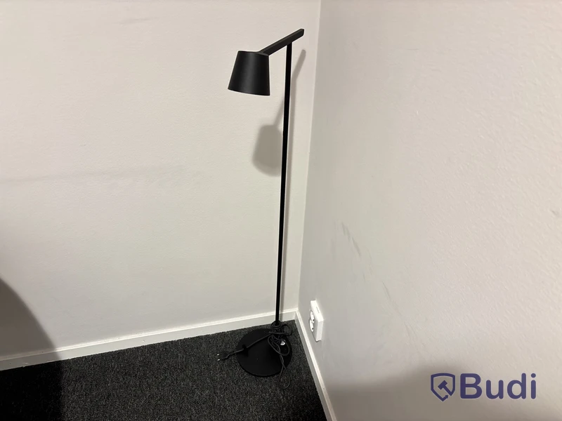 Bord, stol, kontorsstol och golvlampa