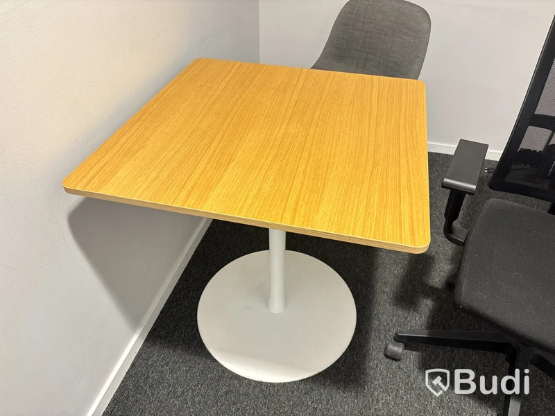 Bord, stol, kontorsstol och golvlampa