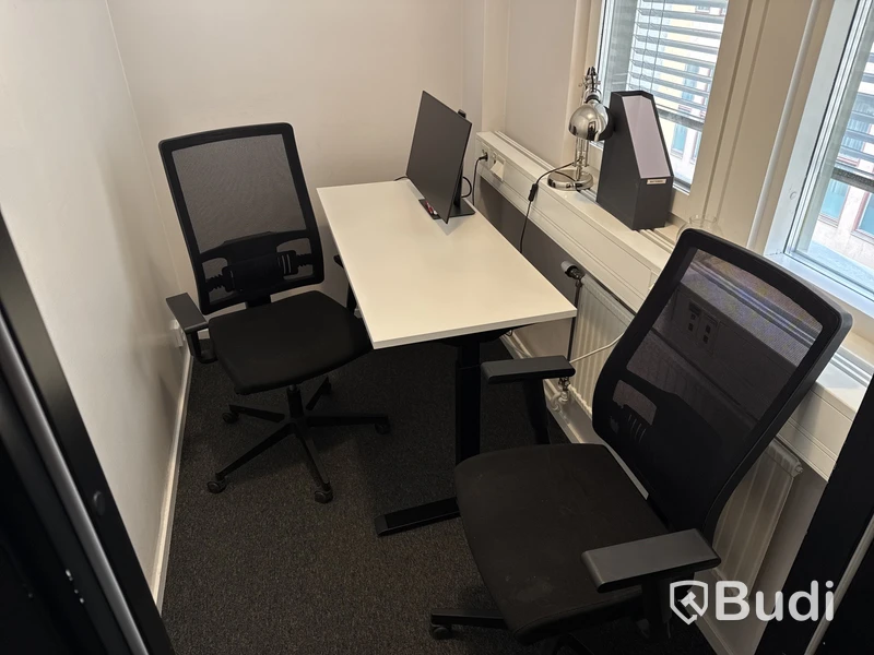 Höj- och sänkbart skrivbord, datorskärm och 2 st. Kontorsstolar
