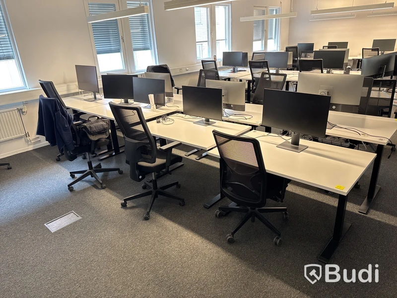 4 st. Höj- och sänkbara skrivbord, 4 st. Kontorsstolar och 5 st. Datorskärmar
