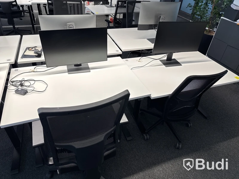 4 st. Höj- och sänkbara skrivbord, 4 st. Kontorsstolar och 5 st. Datorskärmar