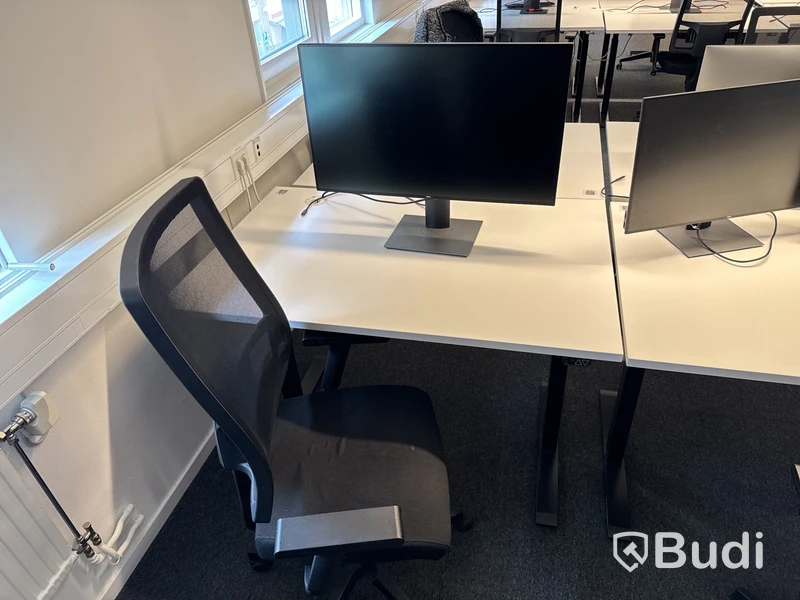 4 st. Höj- och sänkbara skrivbord, 4 st. Kontorsstolar och 5 st. Datorskärmar