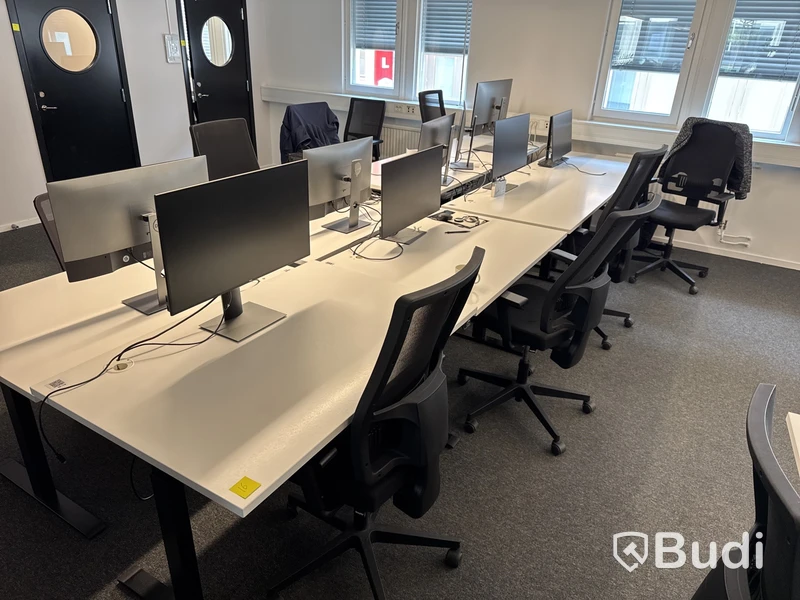 4 st. Höj- och sänkbara skrivbord, 4 st. Kontorsstolar och 4 st. Datorskärmar