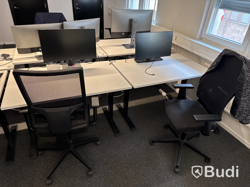4 st. Höj- och sänkbara skrivbord, 4 st. Kontorsstolar och 4 st. Datorskärmar