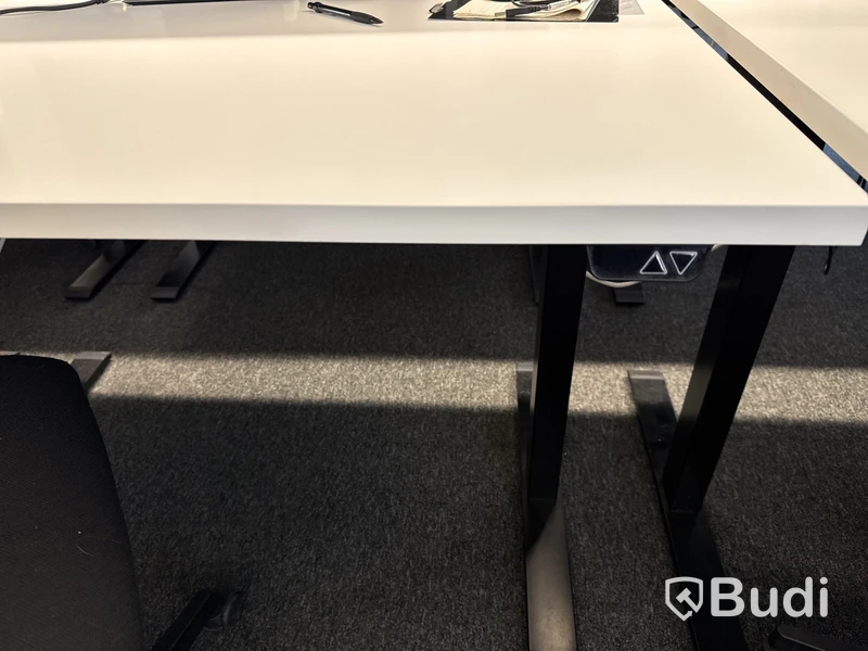 4 st. Höj- och sänkbara skrivbord, 4 st. Kontorsstolar och 4 st. Datorskärmar