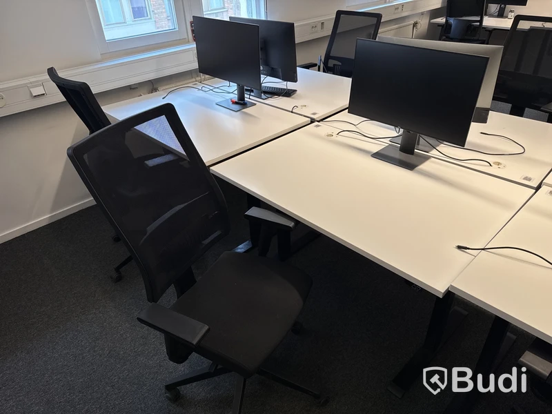 4 st. Höj- och sänkbara skrivbord, 4 st. Kontorsstolar och 5 st. Datorskärmar