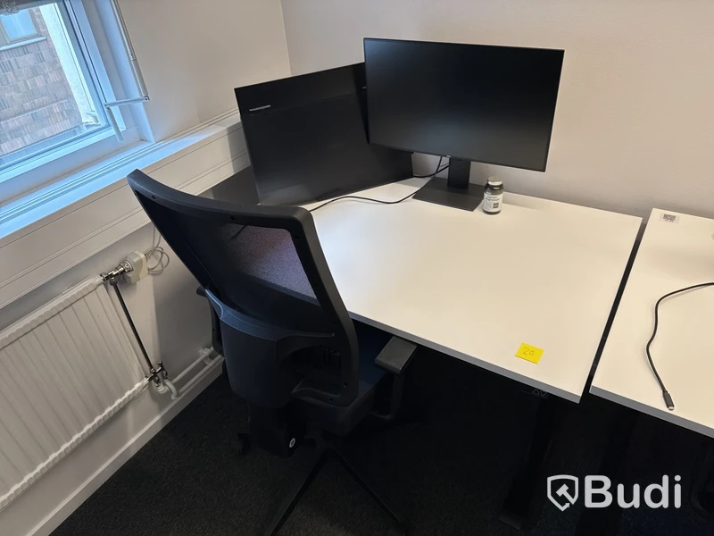 Höj- och sänkbart skrivbord, 2 st. datorskärmar och kontorsstol