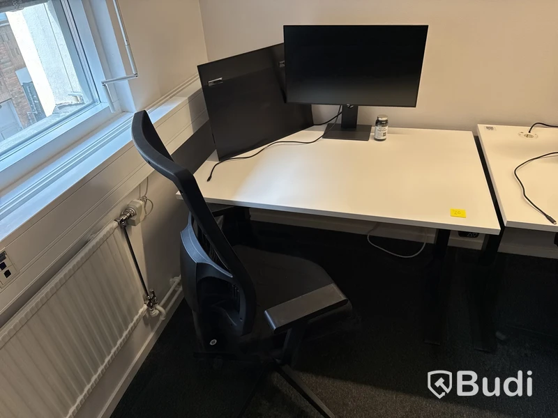 Höj- och sänkbart skrivbord, 2 st. datorskärmar och kontorsstol