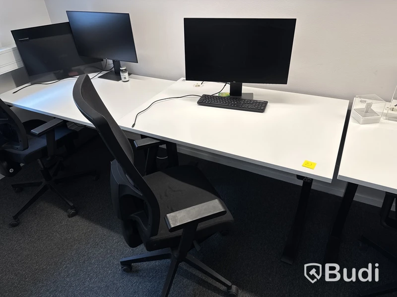 Höj- och sänkbart skrivbord, datorskärm och kontorsstol