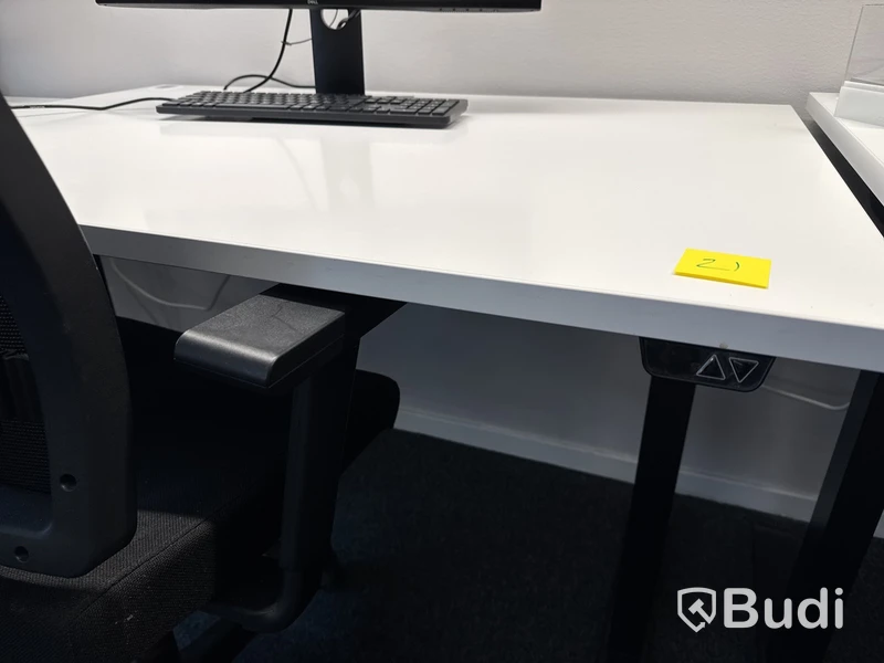 Höj- och sänkbart skrivbord, datorskärm och kontorsstol