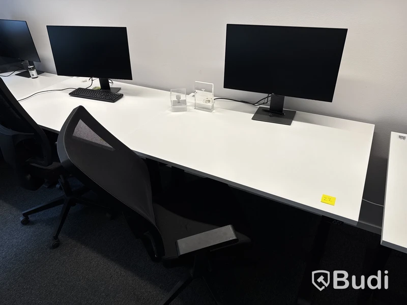 Höj- och sänkbart skrivbord, datorskärm och kontorsstol