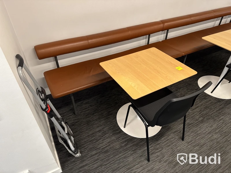 Cafégrupp med soffa, bord och stol