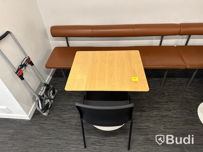 Cafégrupp med soffa, bord och stol