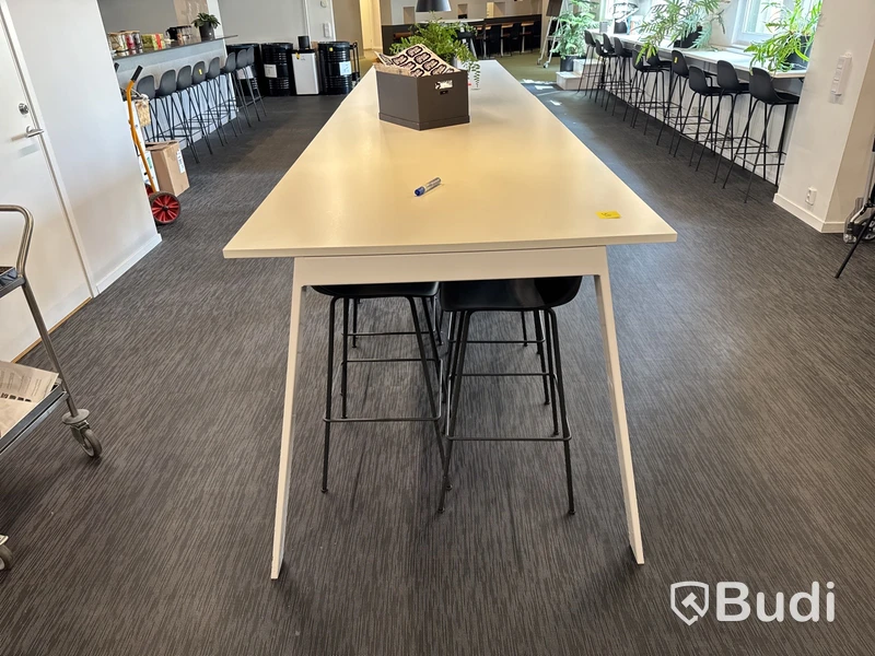 2 st. Bord, Edsbyn och 12 st. Pallar, Muuto