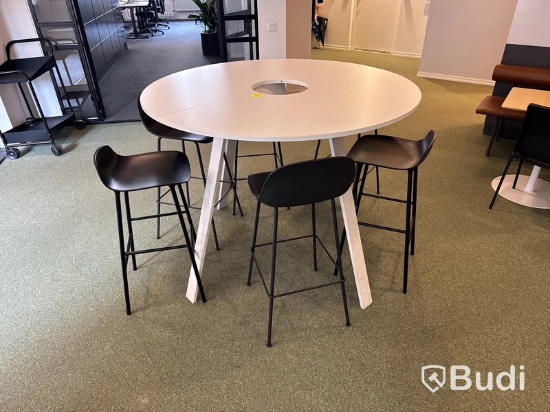 Runt bord med 6 st. Pallar, Muuto och Norrmann Copenhagen