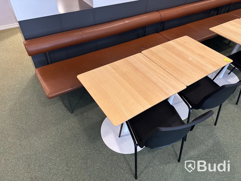 Cafégrupp med soffa, bord och stolar