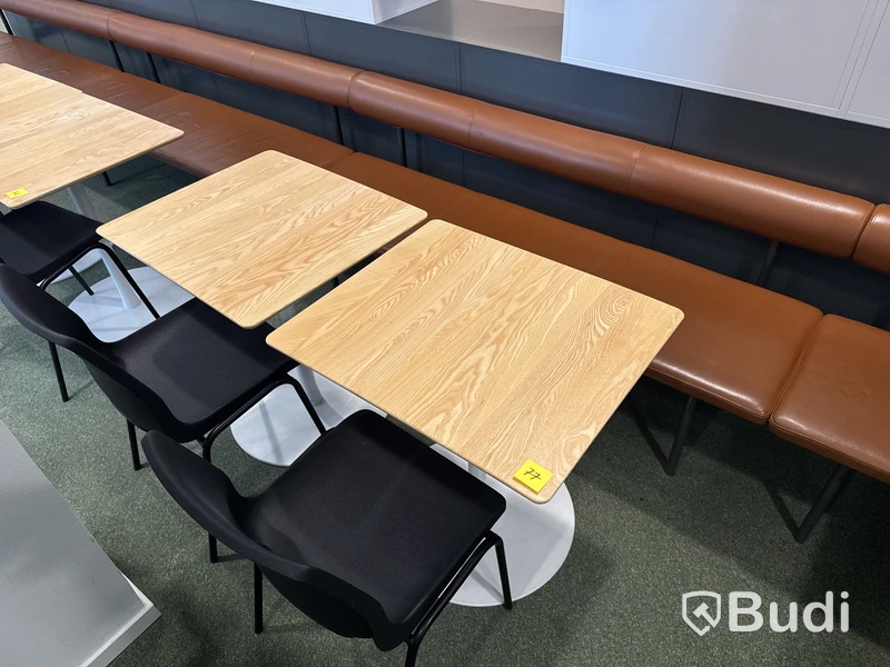 Cafégrupp med soffa, bord och stolar