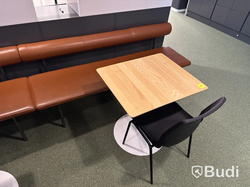 Cafégrupp med soffa, bord och stol