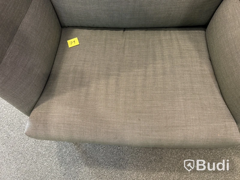 Ljudabsorberande soffa, Muuto och golvlampa