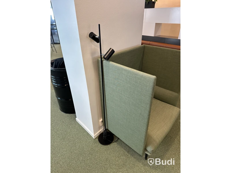 Ljudabsorberande soffa, Muuto och golvlampa