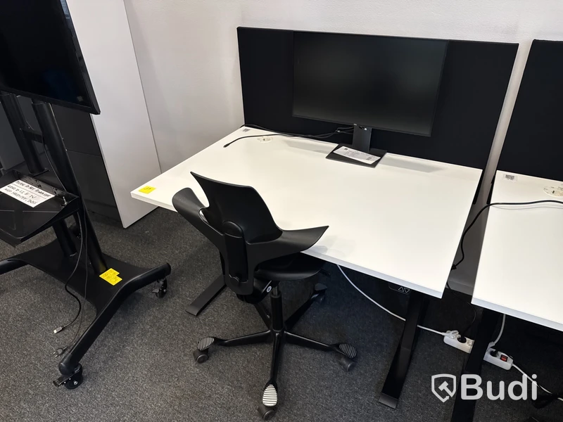 2 st. Höj- och sänkbara skrivbord, 2 st. Kontorsstolar och 2 st. Datorskärmar