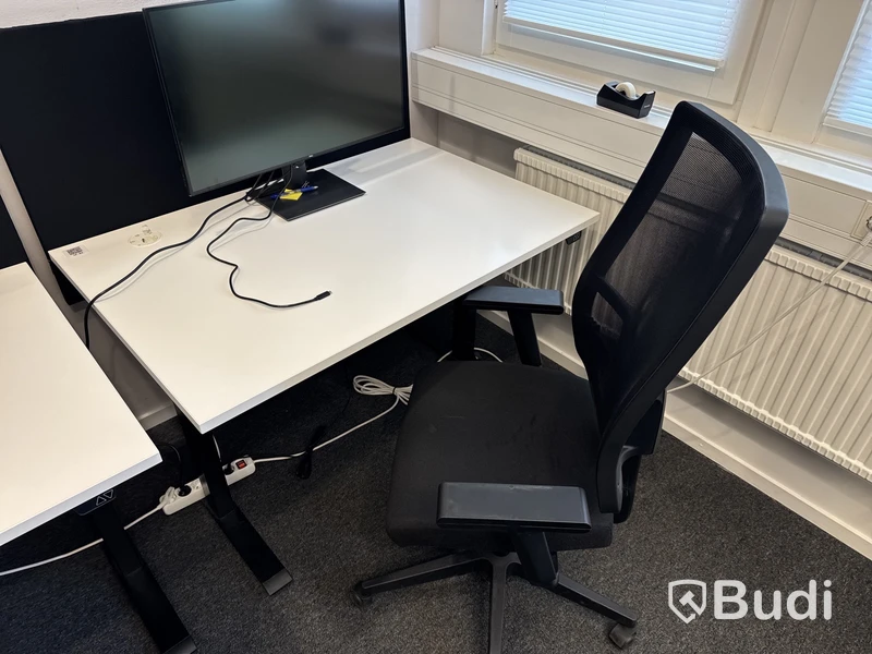 2 st. Höj- och sänkbara skrivbord, 2 st. Kontorsstolar och 2 st. Datorskärmar