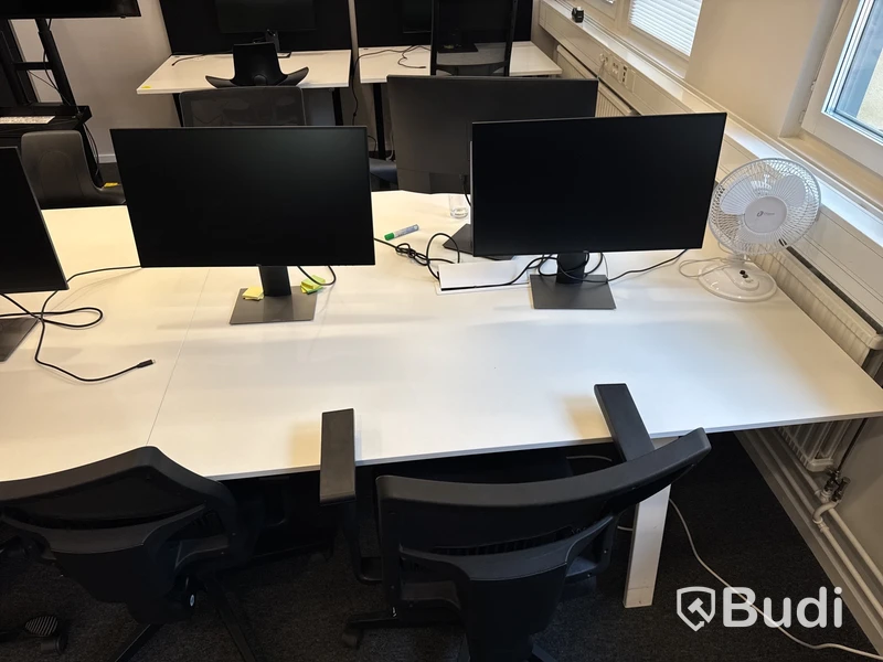2 st. Konferensbord, 7 st. kontorsstolar och 5 st. datorskärmar
