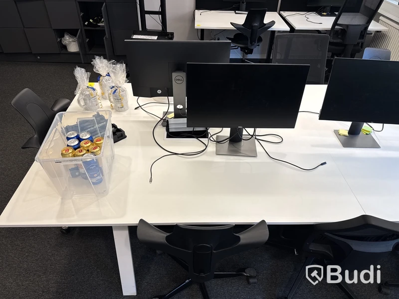 2 st. Konferensbord, 7 st. kontorsstolar och 5 st. datorskärmar