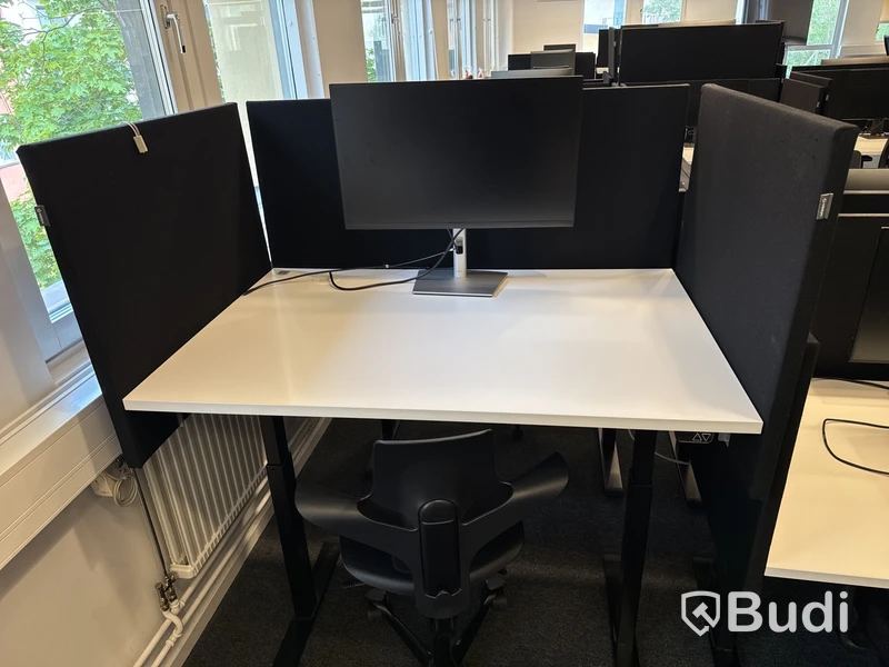 3 st. Höj- och sänkbara skrivbord, 3 st. kontorsstolar, 3 st. Datorskärmar och 9 st. skärmar