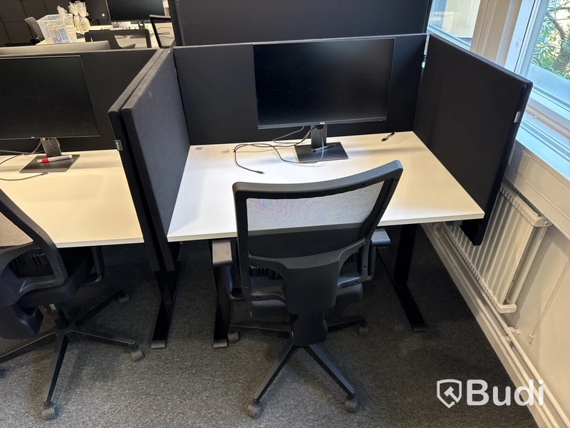 3 st. Höj- och sänkbara skrivbord, 3 st. kontorsstolar, 3 st. Datorskärmar och 9 st. skärmar