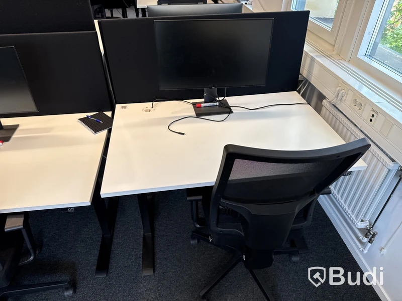 3 st. Höj- och sänkbara skrivbord, 3 st. kontorsstolar, 3 st. Datorskärmar och 3 st. Väggskärmar