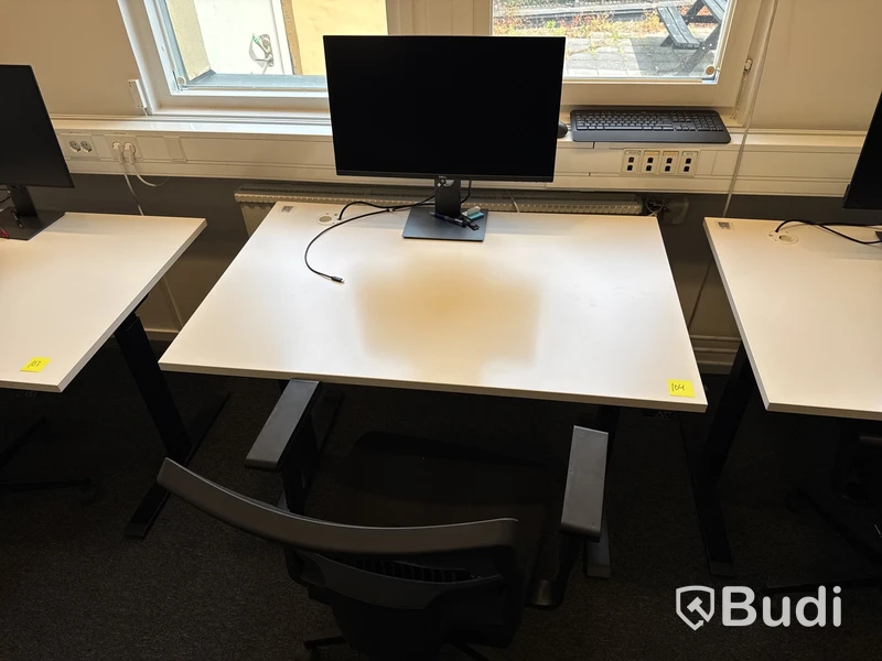 Höj- och sänkbart skrivbord, datorskärm och kontorsstol