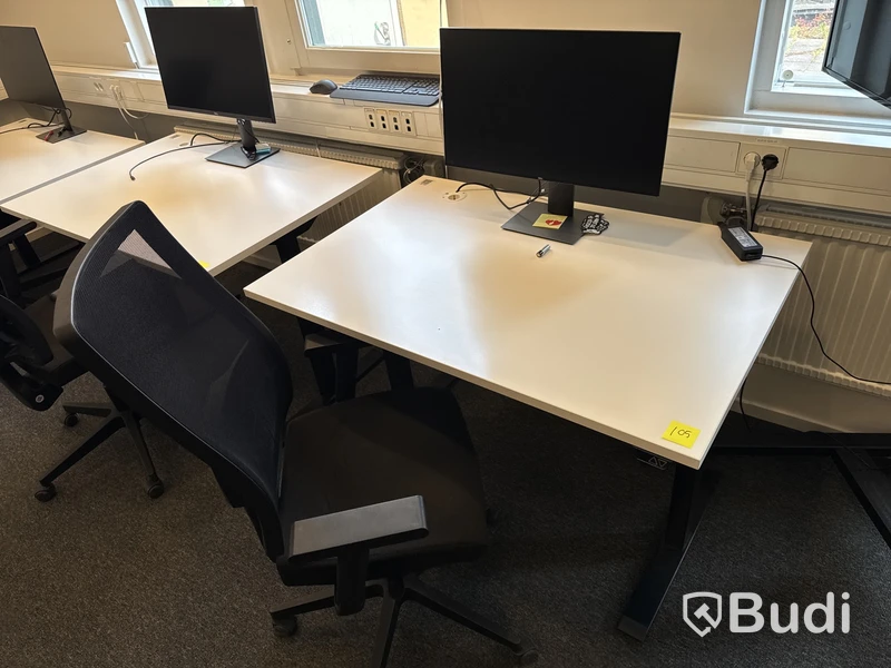 Höj- och sänkbart skrivbord, datorskärm och kontorsstol