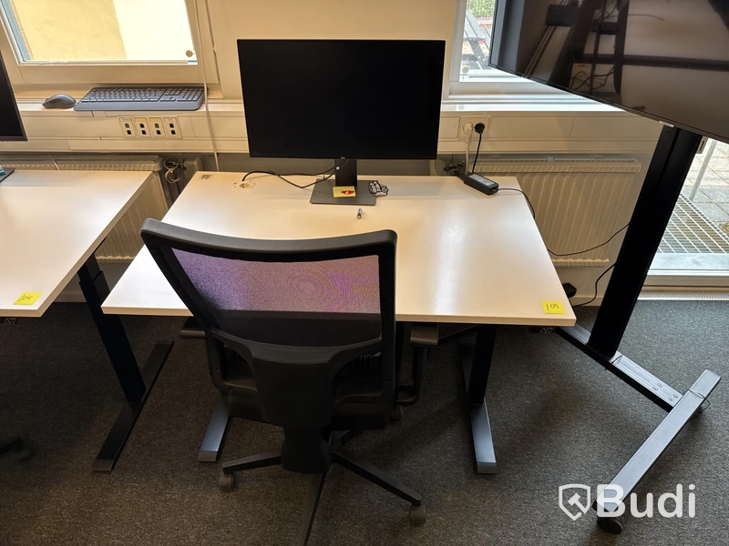 Höj- och sänkbart skrivbord, datorskärm och kontorsstol