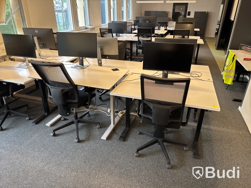 6 st. Höj- och sänkbara skrivbord, 6 st. datorskärmar och 6 st. kontorsstolar
