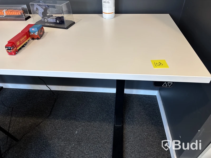 Höj- och sänkbart skrivbord med stol