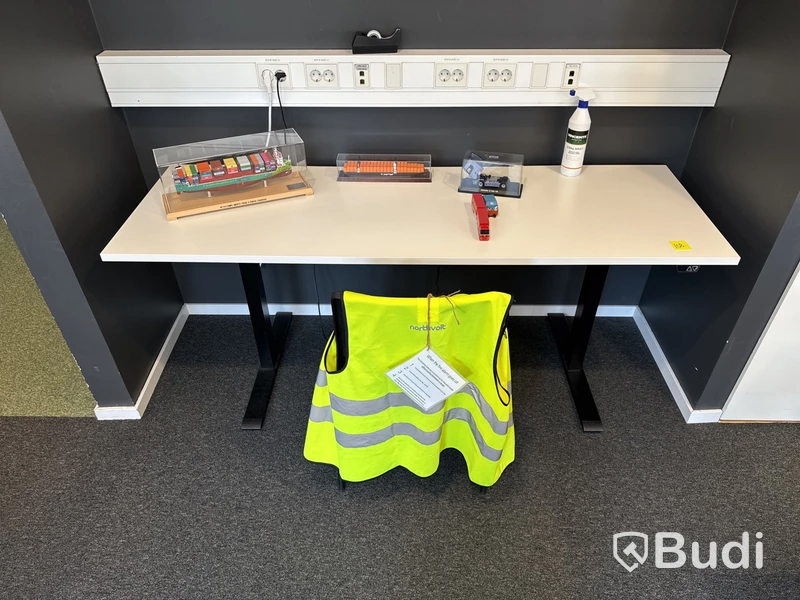 Höj- och sänkbart skrivbord med stol