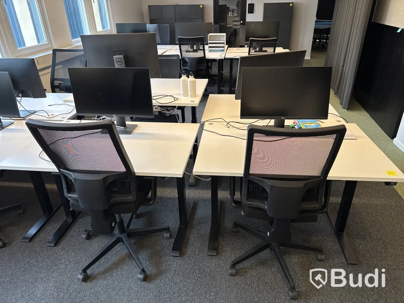6 st. Höj- och sänkbara skrivbord, 6 st. datorskärmar och 6 st. kontorsstolar