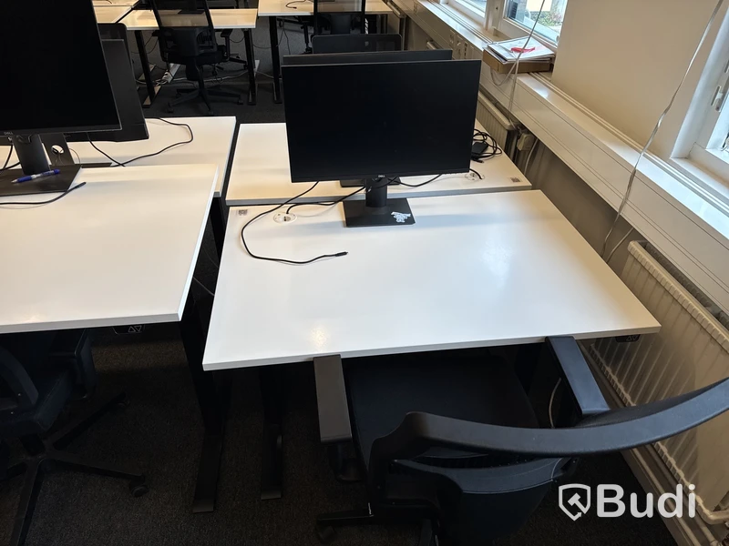 6 st. Höj- och sänkbara skrivbord, 6 st. datorskärmar och 6 st. kontorsstolar