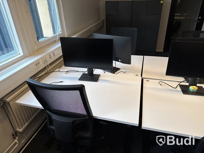 6 st. Höj- och sänkbara skrivbord, 6 st. datorskärmar och 6 st. kontorsstolar