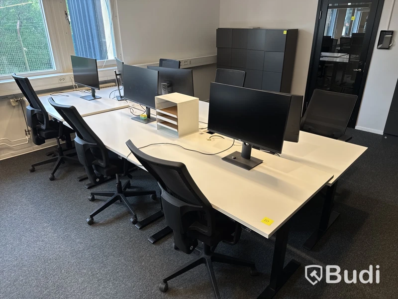 6 st. Höj- och sänkbara skrivbord, 6 st. datorskärmar och 6 st. kontorsstolar