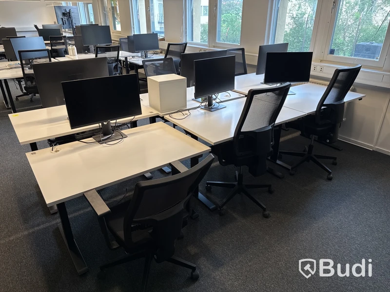6 st. Höj- och sänkbara skrivbord, 6 st. datorskärmar och 6 st. kontorsstolar