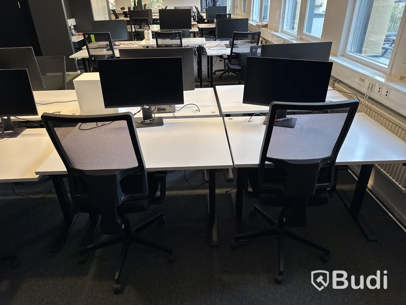 6 st. Höj- och sänkbara skrivbord, 6 st. datorskärmar och 6 st. kontorsstolar