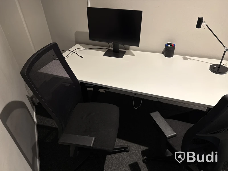 Höj- och sänkbart skrivbord, 2 st. kontorsstolar, datorskärm och 2 st. Karmstolar