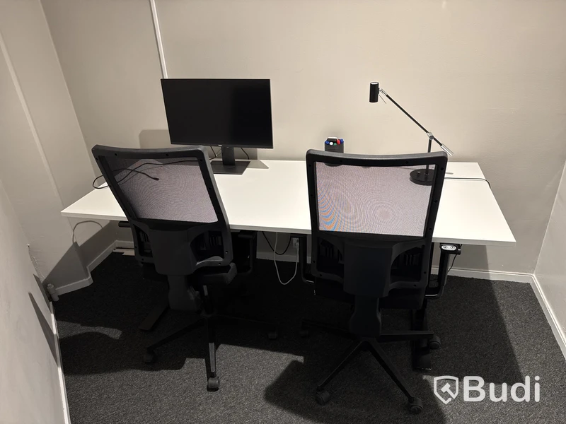 Höj- och sänkbart skrivbord, 2 st. kontorsstolar, datorskärm och 2 st. Karmstolar