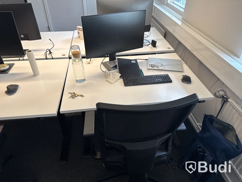 3 st. Höj- och sänkbara skrivbord, 3 st. Datorskärmar och 3 st. Kontorsstolar.
